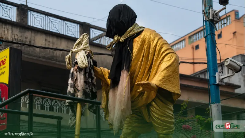 মহাত্মা গান্ধীর মূর্তির মুখে কালো কাপড়: পশ্চিমবঙ্গে উত্তেজনা, নেপথ্যে কে?