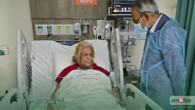 পায়ে রক্ত জমাট ও ফুসফুসে সংক্রমণ; হাসপাতালে সেলিমা রহমানের শয্যাপাশে ডা. রফিকুল