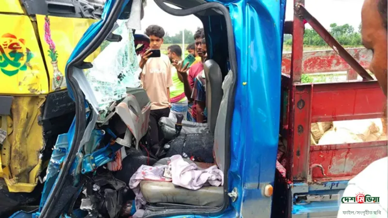 উল্টো লেনে মাইক্রোবাস, ট্রাকের ধাক্কায় নিহত ২