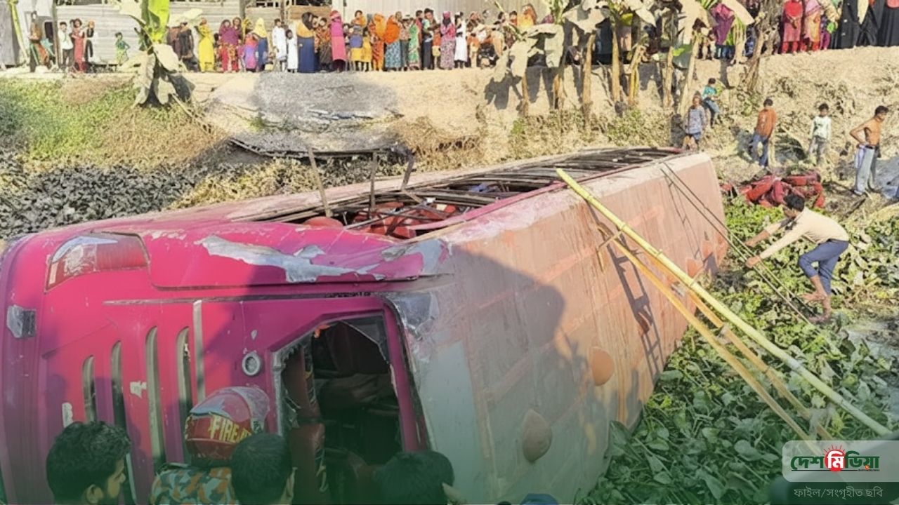 শরীয়তপুরে মর্মান্তিক দুর্ঘটনা: সড়কের বেহাল দশায় বাস উল্টে আহত ২০