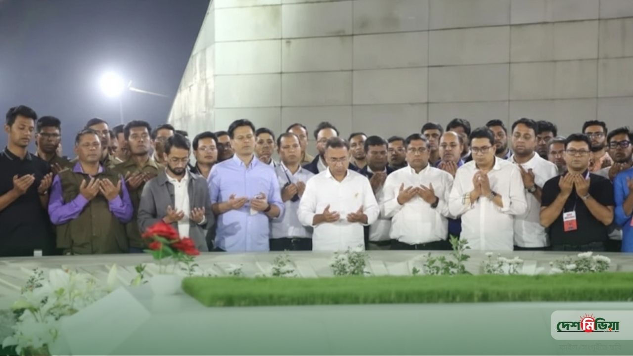 রাজপথের প্রচারণা শেষে মা-বাবার কবরে তারেক রহমান: অশ্রুসিক্ত নয়নে দোয়া চাইলেন বিএনপি চেয়ারম্যান