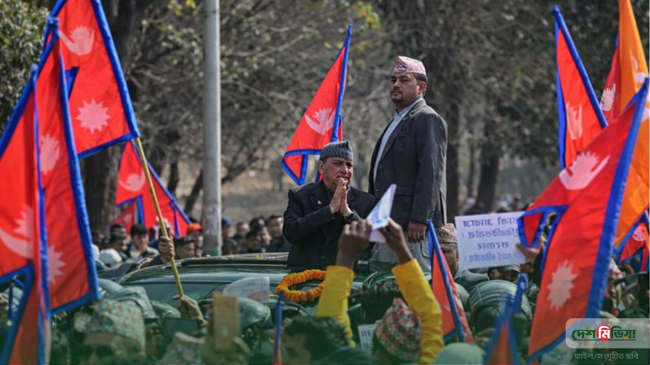 নেপালে কি ফিরছে রাজতন্ত্র? কাঠমান্ডুর রাজপথে হাজারো মানুষের ‘রাজা বাঁচাও’ হুঙ্কার!