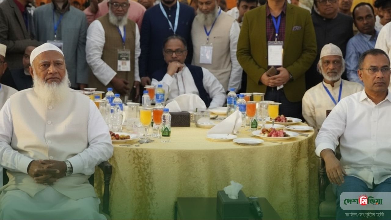 চীন-মৈত্রী সম্মেলন কেন্দ্রে বিশিষ্টজনদের মিলনমেলা: জামায়াতের ইফতার মাহফিলে যোগ দিলেন প্রধানমন্ত্রী