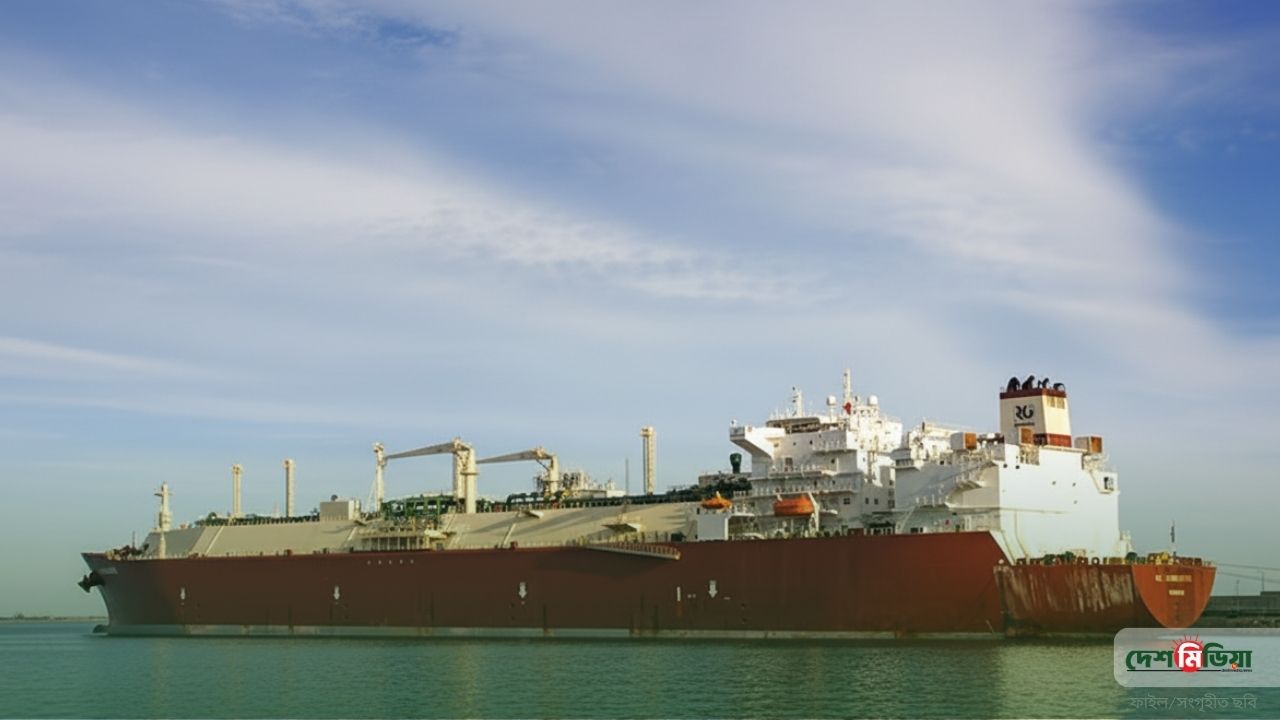সংঘাত শুরুর ঠিক আগেই হরমুজ প্রণালি পাড়ি! যুদ্ধক্ষেত্র পেরিয়ে চট্টগ্রাম বন্দরে স্বস্তির ১৫ জাহাজ