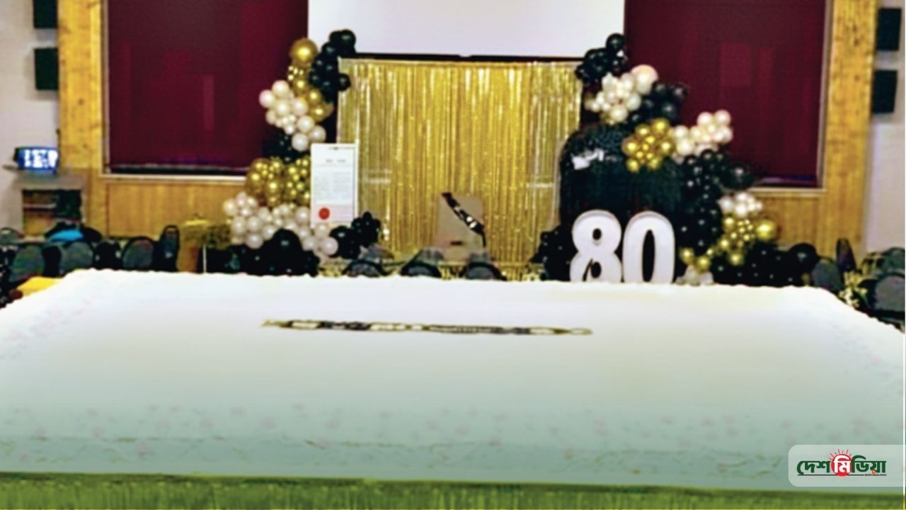 ৮০তম জন্মদিনে ১৭ ফুটের দানবীয় কেক! বিশ্বরেকর্ড ভাঙার পথে কানাডার এই বৃদ্ধ