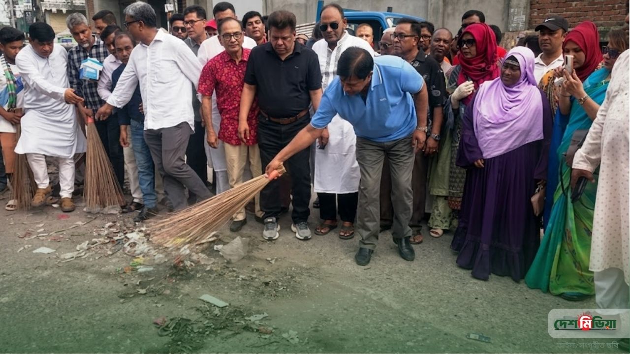 ঝাড়ু হাতে রাজপথে এমপি আবু আশফাক: পরিচ্ছন্ন নবাবগঞ্জ গড়তে অনন্য নজির!