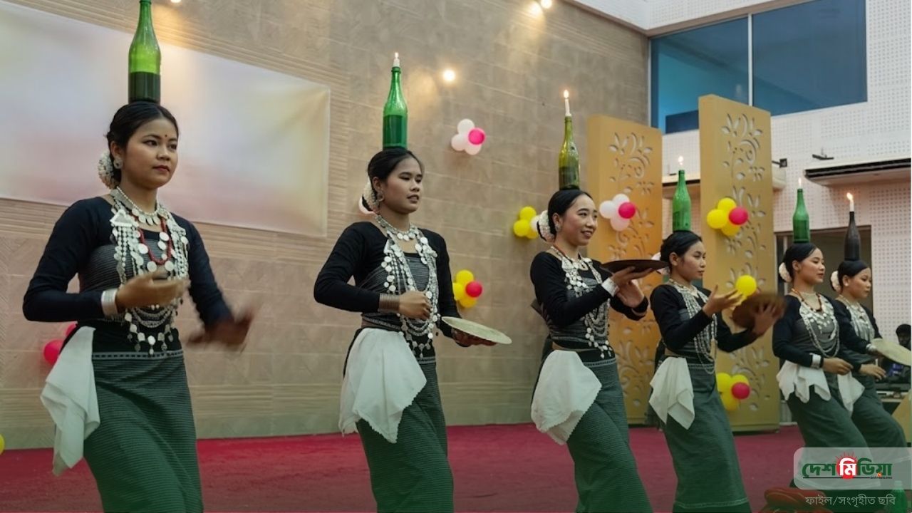 পাহাড়ে উৎসবের জোয়ার: ‘বৈসাবি’ ঘিরে সাজ সাজ রব, বর্ণিল রঙে সেজেছে পার্বত্য চট্টগ্রাম