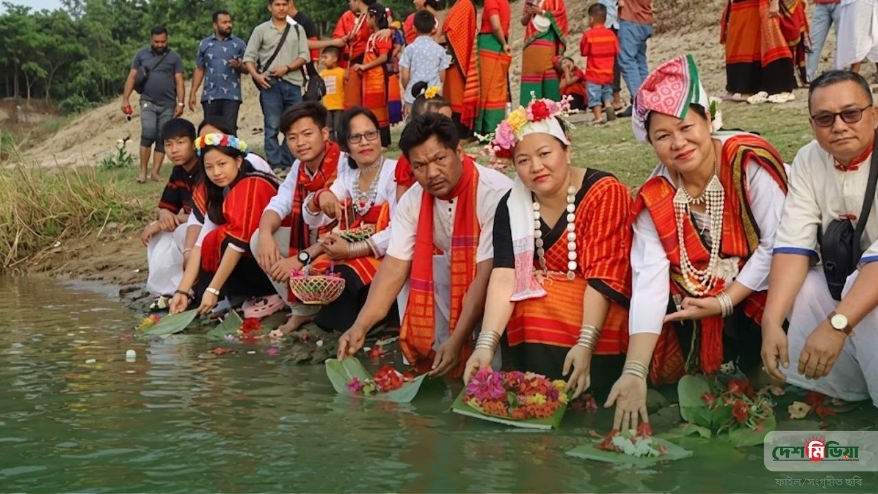 বর্ষবিদায়ের সুর পার্বত্য চট্টগ্রামে; ‘ফুল বিজু’র বর্ণিল আয়োজনে গঙ্গা মায়ের কাছে বিশেষ প্রার্থনা