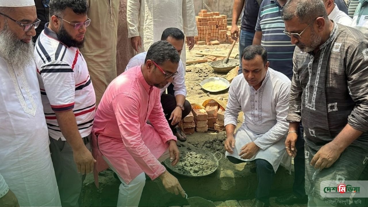 ‘শহীদের আত্মত্যাগ বৃথা যাবে না’; তারেক রহমানের মানবিক উপহার নিয়ে হারুনের বাড়িতে ‘আমরা বিএনপি পরিবার’