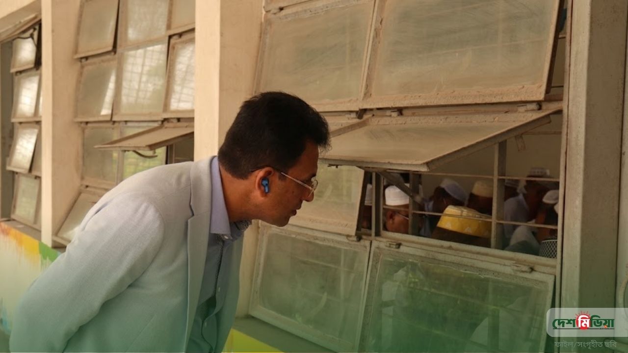 প্রথা ভেঙে চিরচেনা ছকের বাইরে শিক্ষামন্ত্রী; ভাইরাল ছবির নেপথ্যে যে রহস্য!