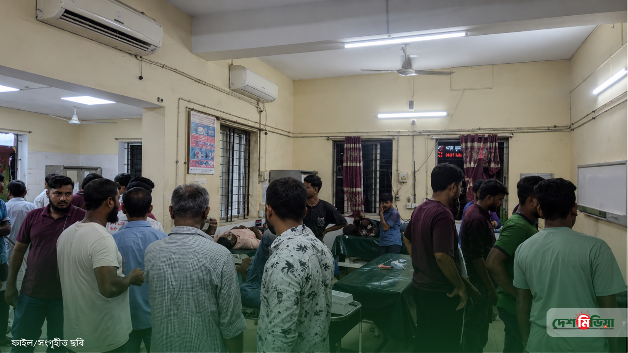 চাকা সারাতে গিয়েই চিরবিদায়: ফেনীতে গভীর রাতে কাভার্ড ভ্যানের ধাক্কায় চালক-হেলপারের করুণ মৃত্যু