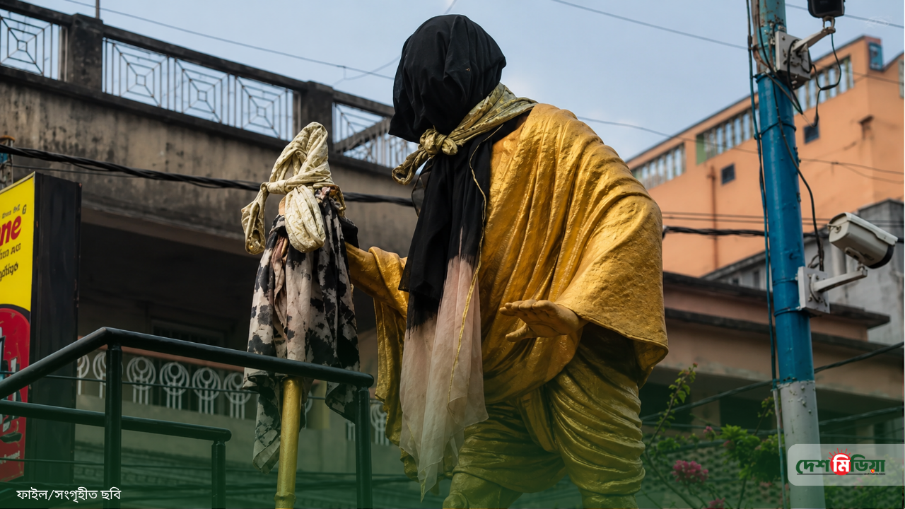 মহাত্মা গান্ধীর মূর্তির মুখে কালো কাপড়: পশ্চিমবঙ্গে উত্তেজনা, নেপথ্যে কে?
