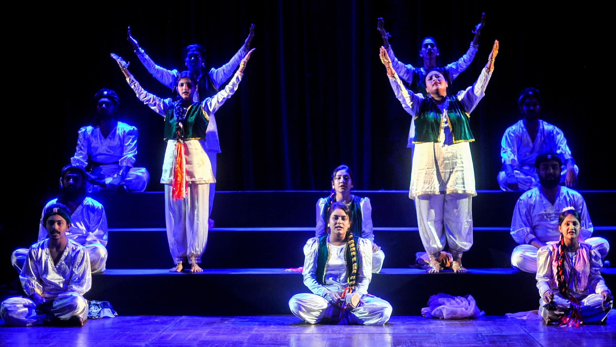 প্রেম, ক্ষমতা ও সামাজিক শৃঙ্খল: চার সংস্কৃতির মেলবন্ধনে মঞ্চে এল নতুন এক ‘প্যাকেজ’